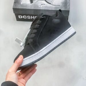 dc black skateboard shoes