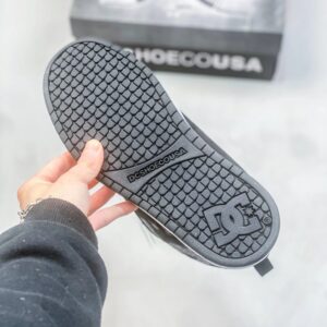 dc black skateboard shoes