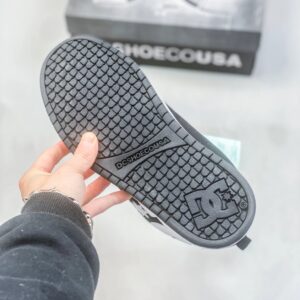 dc black skate shoes