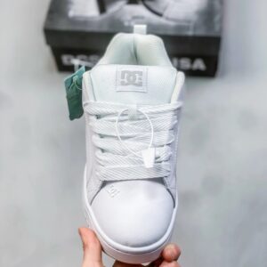 dc white skate shoes