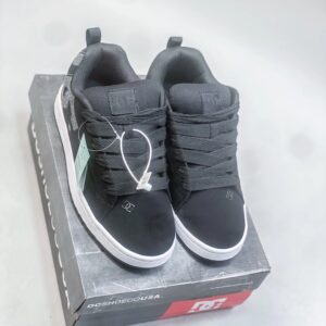 dc black skateboard shoes