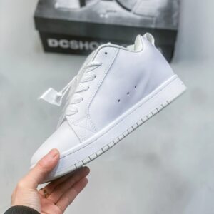 dc white skate shoes