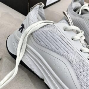 descente white sports shoes