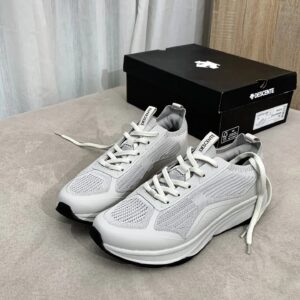 descente white sports shoes