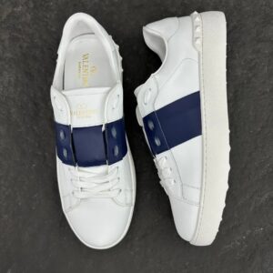 valentino 2022 ss new arrival white & navy lace up sneakers with studded details & signature lettering yixing zhang same style