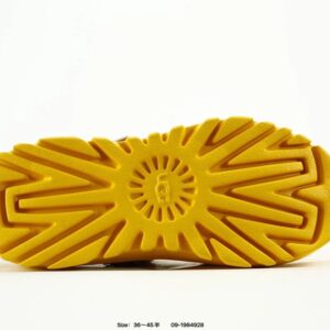 ugg peakmod lowcut tasmans beige